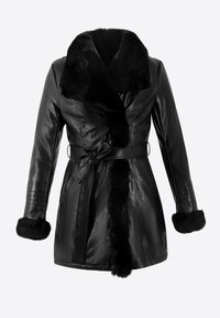 Cappotto di pelle nera con un ampio colletto e polsini in pelliccia, vita con cintura e dettagli di cuciture verticali sulle maniche per un contrasto di texture.