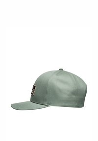 Cappello verde con visiera curva, texture liscia e una patch cucita nera e bianca sul davanti.