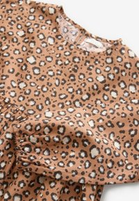 Leopardenmusterkleid aus braunem Stoff mit schwarzen und weißen Flecken, runder Ausschnitt und gerafften Ärmeln. Weiche Textur, lässiges Design.