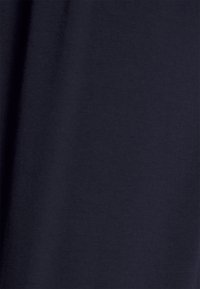 Tecido azul marinho escuro com uma textura suave e um acabamento macio, apresentando uma cor uniforme sem padrões visíveis ou detalhes de hardware.