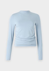 Maglia a maniche lunghe azzurro chiaro realizzata in tessuto morbido, con collo alto, silhouette aderente e dettagli arricciati sui lati.
