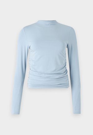 Haut à manches longues bleu clair en tissu lisse, avec un col montant, une silhouette ajustée et des détails froncés sur les côtés.