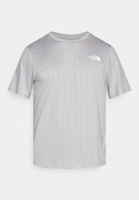 Ανοιχτό γκρι κοντομάνικη μπλούζα με γεωμετρικό μοτίβο, στρογγυλή λαιμόκοψη και λευκό λογότυπο στο αριστερό στήθος. Κατασκευασμένη από ελαφρύ ύφασμα.