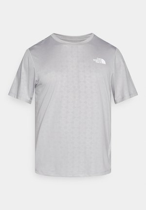 Svetlo siva majica s kratkimi rokavi z geometričnim vzorcem, okroglim izrezom in belim logotipom na levi strani prsnega koša. Iz lahkega materiala.