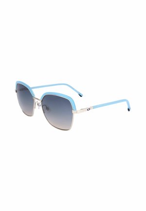 Occhiali da sole quadrati con lenti grigie sfumate, montatura azzurra chiara e aste metalliche argento su sfondo bianco.