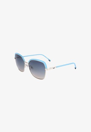 Occhiali da sole quadrati con lenti grigie sfumate, montatura azzurra chiara e aste metalliche argento su sfondo bianco.