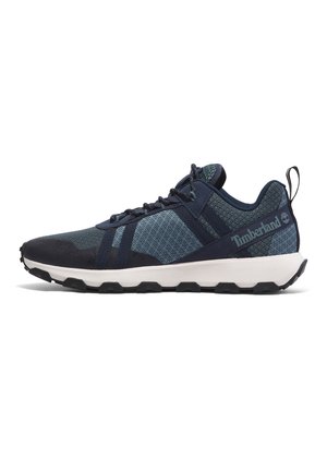 Marineblaue Sportschuhe mit einem strukturierten Mesh-Obermaterial, Gummisohle und verstärkter Zehenkappe. Verfügt über markante Akzente und eine gepolsterte Zwischensohle.