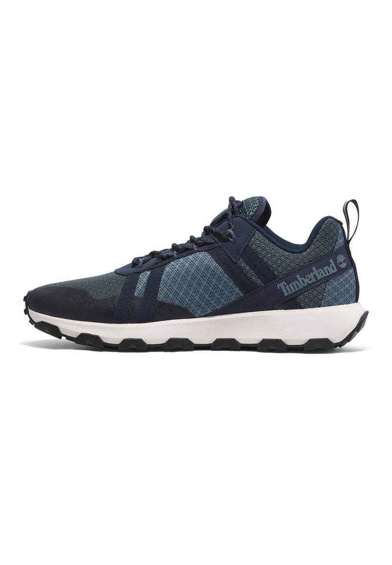 Zapatillas deportivas azul marino con parte superior de malla texturizada, suela de goma y puntera reforzada. Presentan acentos de marca y una mediasuela acolchada.