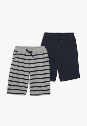 Deux pantalons courts pour enfants arrivant aux genoux : l'un est bleu marine uni avec un cordon de serrage, l'autre est gris avec des rayures horizontales bleu marine et un cordon de serrage.