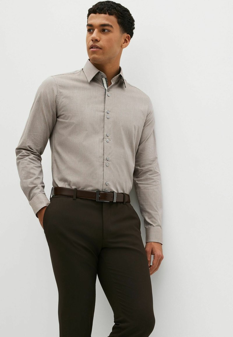 Next TEXTURED TRIMMED - Vapaa-ajan kauluspaita - neutral brown