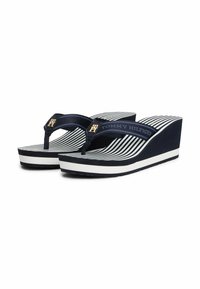 Sandales compensées navy avec motif rayé, semelle en caoutchouc et sangles en tissu portant le logo "Tommy Hilfiger" et des accents dorés.
