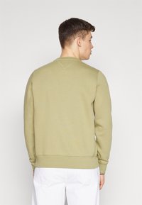 Tommy Hilfiger LOGO TIPPED CREWNECK - Mikina - faded olive
