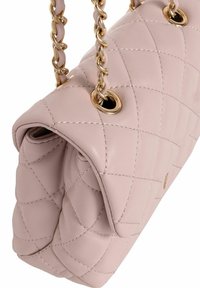 Pikowana różowa skórzana torebka na łańcuszku z złotymi elementami, z złożonym wzornictwem i subtelnymi detalami szycia.