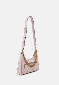 Pinkfarbene Leder-Umhängetasche mit schwarzer Einfassung, verziert mit einer goldenen Kettenakzentuierung und einem geprägten Muster. Enthält einen verstellbaren Riemen und eine Reißverschlusstasche.