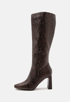 Botte haute marron foncé avec texture peau de serpent, bout pointu et talon haut bloc sur fond blanc.