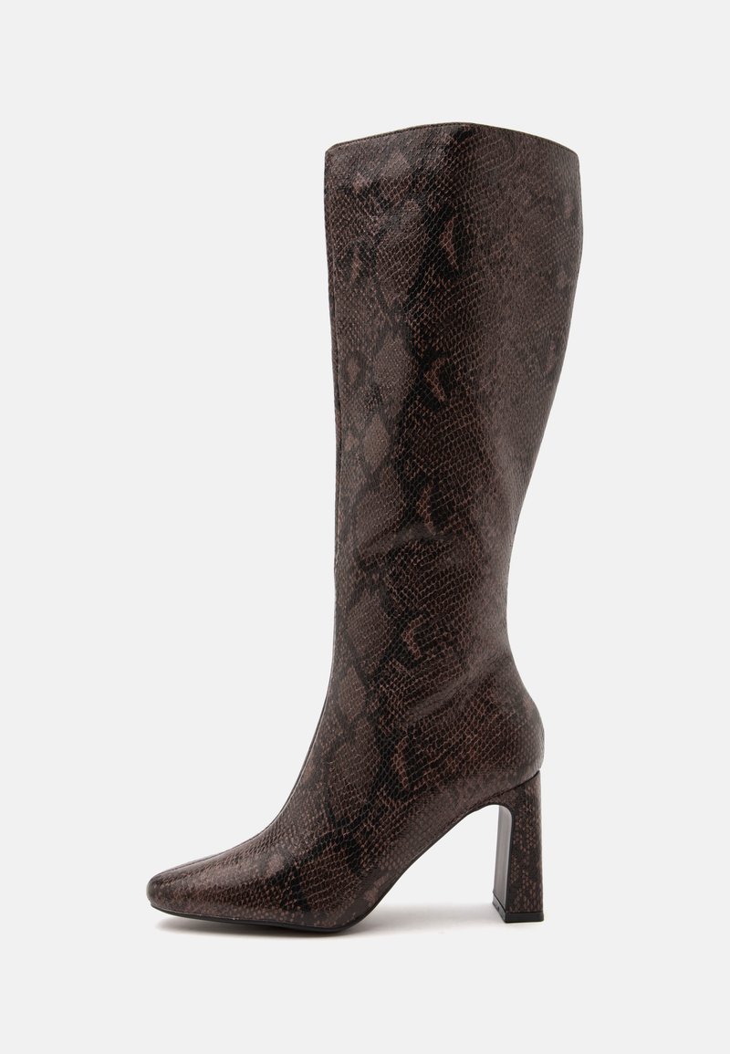 Botte haute marron foncé avec texture peau de serpent, bout pointu et talon haut bloc sur fond blanc.
