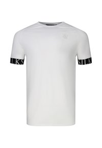 T-shirt bianca a maniche corte con bande nere sulle maniche, con testo parziale bianco e un piccolo logo in rilievo sul petto a sinistra.