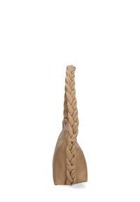 Borsa con manico intrecciato realizzata in pelle beige liscia, con forma corporea triangolare e design minimalista, priva di hardware o dettagli visibili.