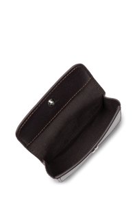Portafoglio in pelle marrone aperto, con una texture liscia e unafodera interna morbida. Chiuso con un pulsante argento, presentato in forma rettangolare.