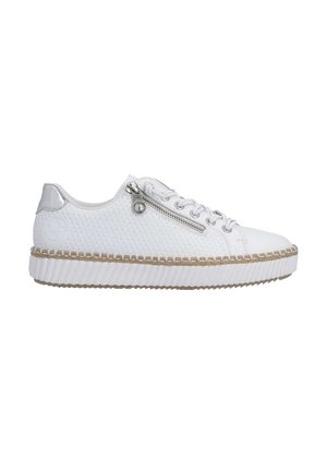 Witte casual sneaker met een gestructureerd bovenwerk, zilveren ritsdetail naast witte veters, en een dikke geribbelde zool met geweven rand.