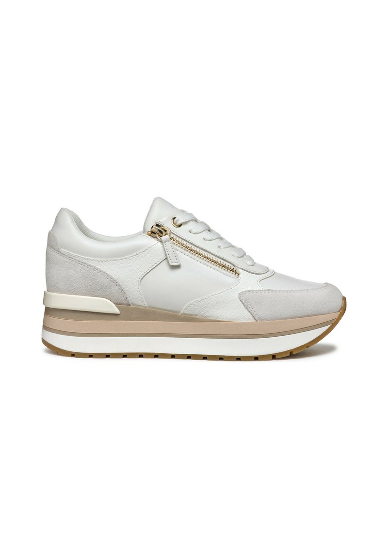 Sneaker bianco caratterizzato da un mix di materiali lisci e testurizzati, accentuato da una cerniera laterale e una suola stratificata beige.