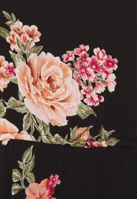 Musta kangas, jossa on suuria persikkavarjoisia ruusuja, pienempiä vaaleanpunaisia kukkia ja vihreitä lehtiä, tekstuuripinta ja monimutkainen kukkakuosi.