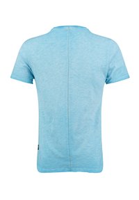 Camiseta de manga corta color azul claro, hecha de tela suave, con un escote redondo y una costura central en la parte posterior, con una pequeña etiqueta en la parte inferior izquierda.