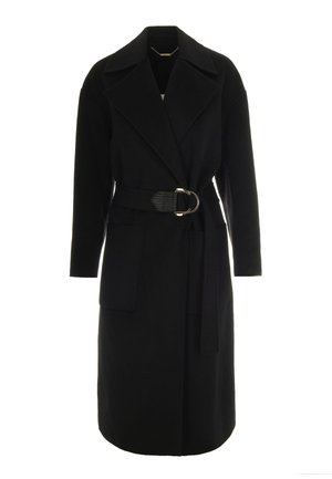 Cappotto lungo nero con colletto a punte, vita con cintura e tasche laterali. Realizzato in tessuto testurizzato, presenta un grande dettaglio con fibbia.