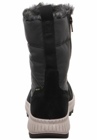 Bota aislante negra con parte superior acolchada, ribete de pelo sintético, cierre de cremallera y suela texturizada para agarre y soporte.