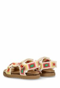 Sandalias de dedo con tiras trenzadas multicolores que presentan patrones florales, base beige y suelas de goma texturizadas para mayor agarre.