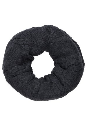 Coletero de tela de punto gris oscuro con patrón de trenzas, circular y recogido para sujetar el cabello con seguridad.