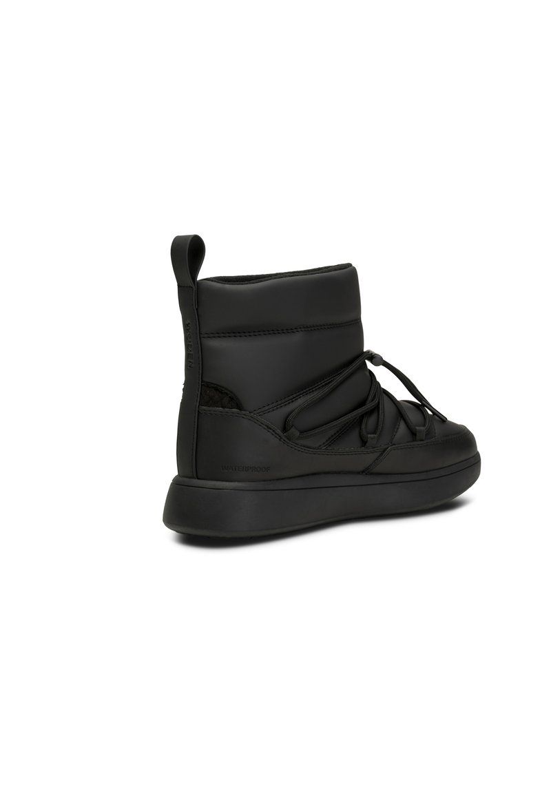 Czarne wodoodporne botki za kostkę z wyściełanym wierzchem, elastycznymi sznurówkami i pętlą do zakupu. Podeszwa ma teksturowanie dla lepszej przyczepności i stabilności.