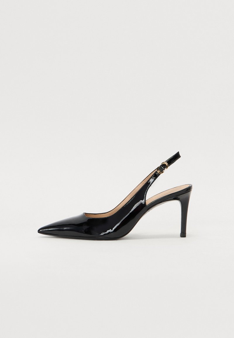 Pantofi slingback din piele patent neagră, cu vârful ascuțit, tocul subțire și un design discret cu decupaj. Se evidențiază printr-un cataramă aurie pe curea.