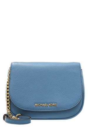 Petit sac à main en cuir bleu avec bandoulière chaîne dorée et logo Michael Kors sur le rabat avant.