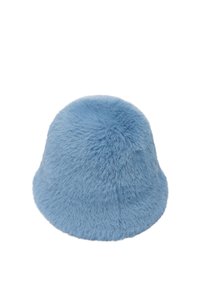 Jasnoniebieski kapelusz typu bucket wykonany z miękkiego, puszystego materiału. Okrągły wierzch, szerokie rondo i gładka faktura bez widocznych wzorów czy elementów metalowych.