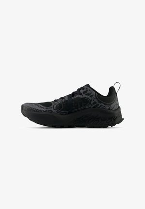 Basket noire avec une tige en maille texturée, un bout renforcé et une semelle en caoutchouc contrastante. Présente une languette et un marquage GORE-TEX.