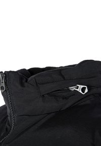 Czarna ocieplana kurtka z gładkim wykończeniem, stójką i zapinaną na zamek kieszenią z przodu z metalowymi elementami.