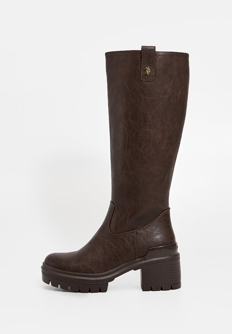 Braune Stiefel aus Kunstleder in Kniehöhe mit strukturierter Oberfläche, klobigem Absatz und dekorativem Akzent an der Oberkante. Robuste Gummisohle.