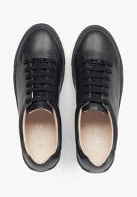 Czarne skórzane trampki o gładkiej teksturze, zaokrąglonym czubku, klasycznym zapięciu na sznurowadła i jasnym wewnętrznym wykończeniu. Logo nadrukowane wewnątrz.