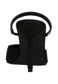 Sandale noire à talon haut avec une fine lanière à la cheville. Elle présente une texture lisse et un talon aiguille élancé. Design à bout fermé.