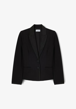 Czarny, dopasowany żakiet z satynowymi klapami, dwoma frontowymi guzikami i kieszeniami z rozcięciami, prezentowany na białym tle.