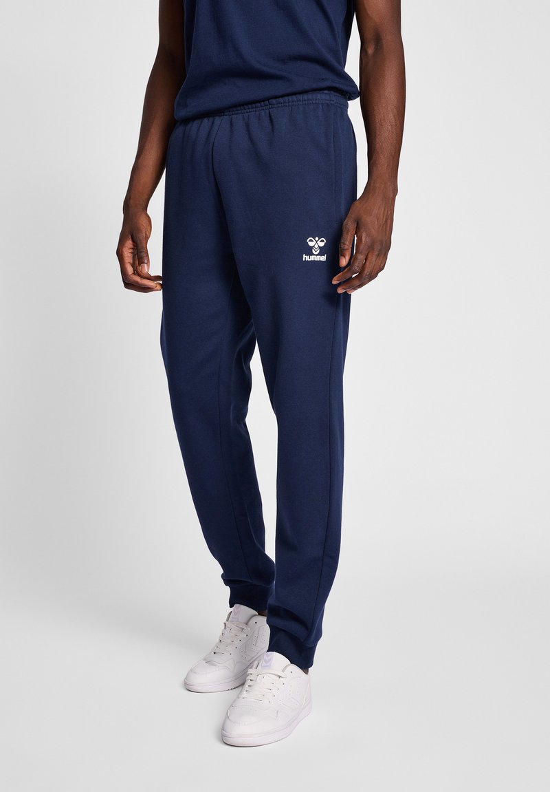 Navyblaue Sweatpants aus weichem Material, mit einem elastischen Bund und einem weißen Logo. Gerades Bein Design mit gerippten Bündchen.