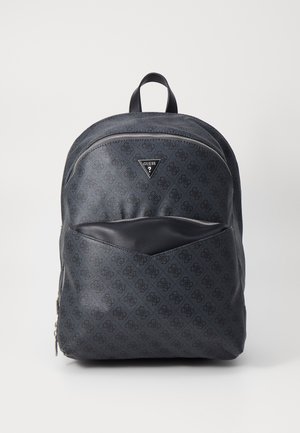 Zaino sintetico nero con spallacci regolabili, compartimenti a doppia cerniera, logo in rilievo e tasca frontale liscia a contrasto.