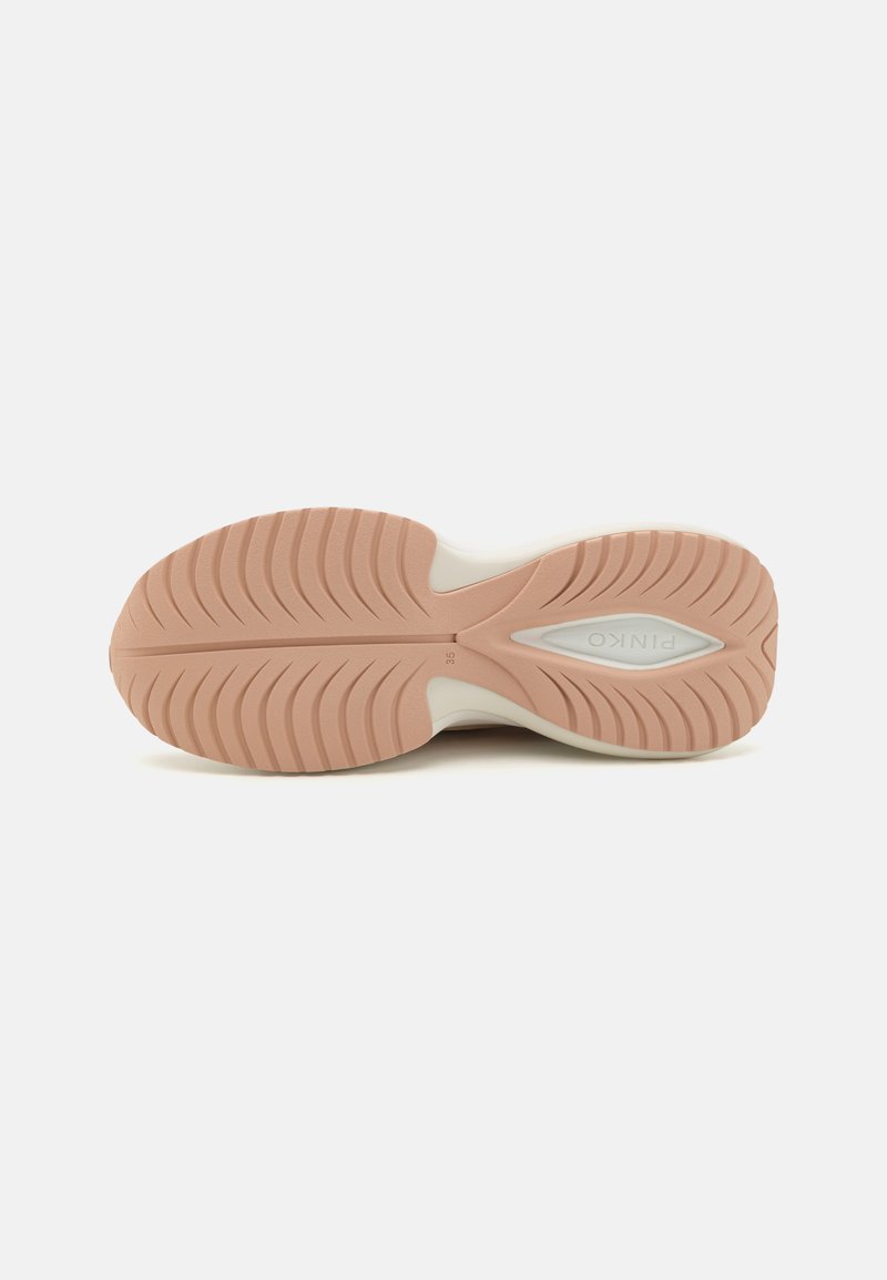 Semelle en caoutchouc rose avec des rainures texturées et une semelle intermédiaire blanche. Présente un logo central et des marquages de taille.