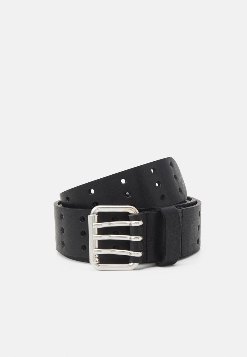 Ceinture en cuir noir avec plusieurs trous ronds et une boucle en métal argenté à triple ardillon, enroulée sur un fond clair uni.