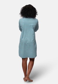 Vestito corto a righe in teal e bianco, caratterizzato da una vestibilità comoda, scollo rotondo e maniche a lunghezza media, realizzato in tessuto morbido.