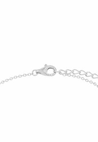 Cadena de collar de plata con un cierre de langosta, con eslabones entrelazados y un acabado suave y pulido. Detalles notables en el cierre.