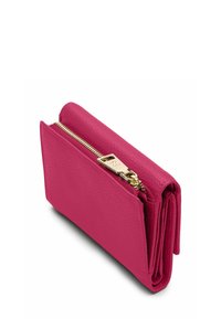 Portafoglio in pelle fucsia con superficie testurizzata, hardware della cerniera dorato e design a piegatura compatta. Presenta una chiusura liscia e una forma strutturata.