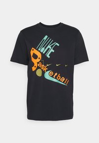 Camiseta negra de Nike con texto y gráficos coloridos y angulados que dicen "Nike Basketball" en naranja, azul verdoso y amarillo, incluyendo pequeños logos de swoosh.