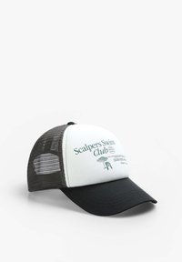 Căciulă de camion cu față albă, vizor negru și spate din plasă. Include textul "Scalpers Swim Club" în verde și un grafic cu un scaun de plajă.